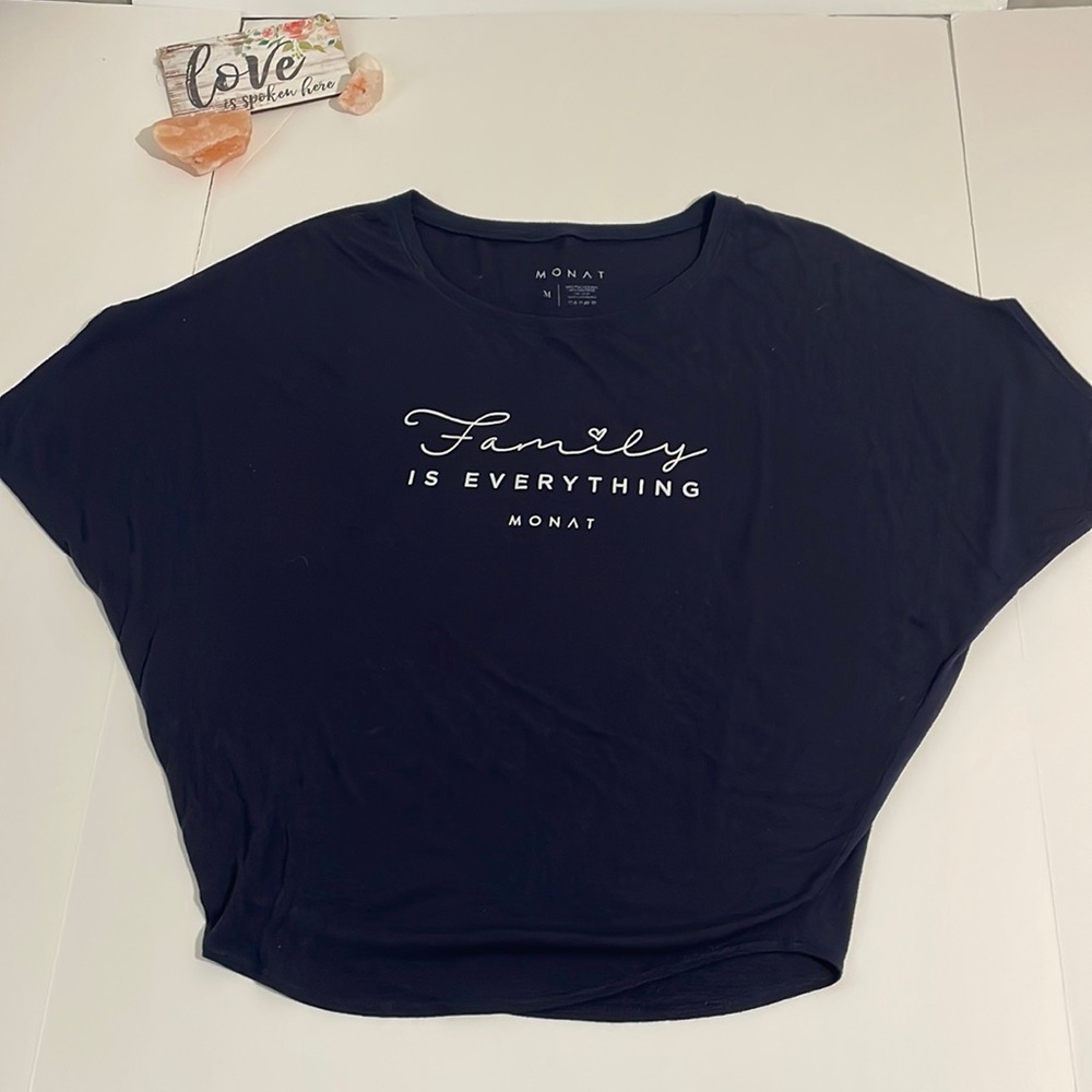 EUC Monat gear “Family is everything” tee size m